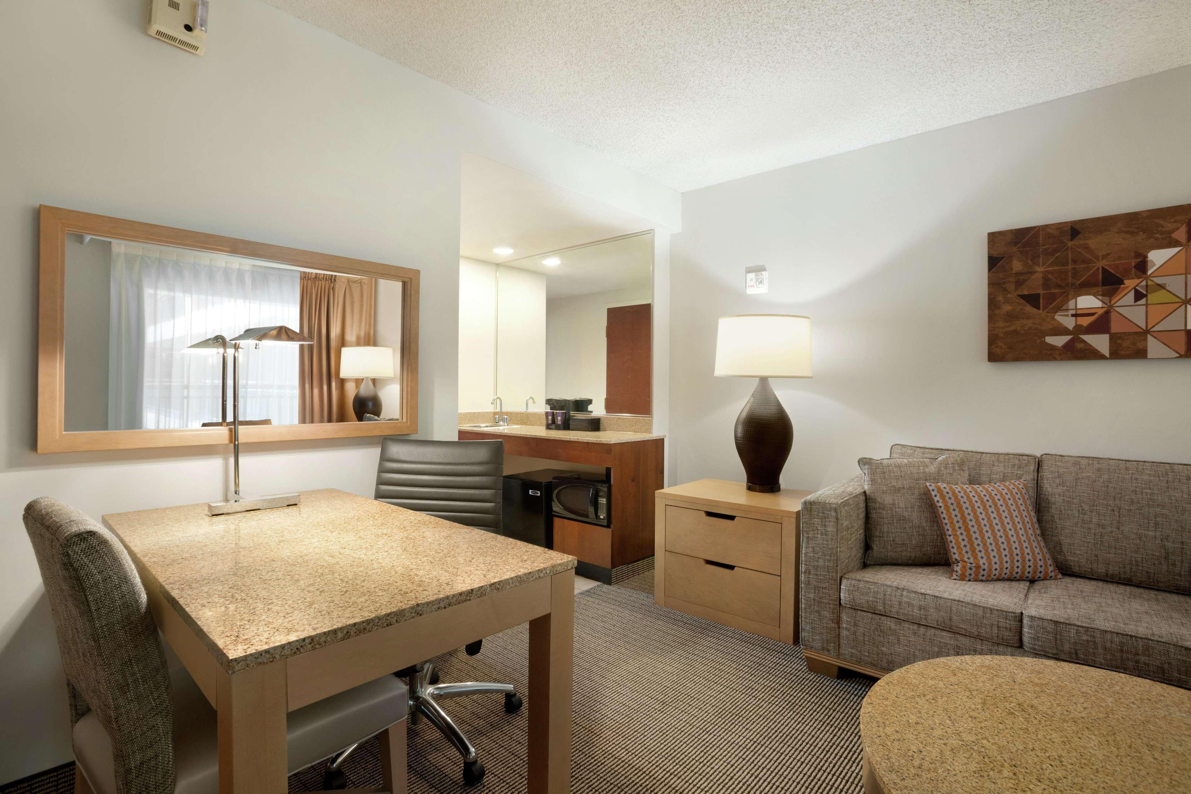 Embassy Suites By Hilton Denver International Airport Exterior foto
